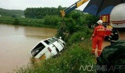 Xe chở trẻ mẫu giáo lao xuống ao, 23 em nhỏ thương vong